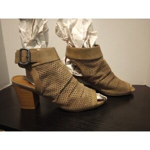 Maddie‎ Girl Woman's Size 8M Tan Sandals